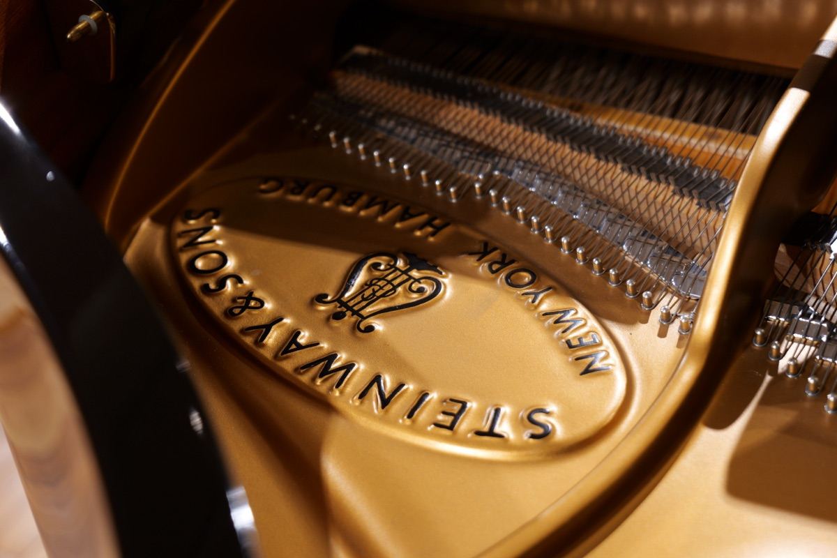 Steinway 金プレート